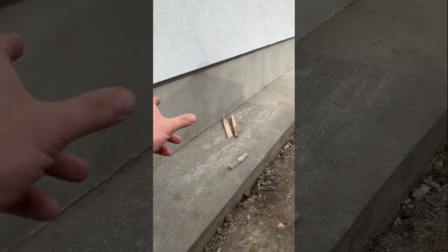 Почему желательно утеплить грунт под отмосткой вокруг здания