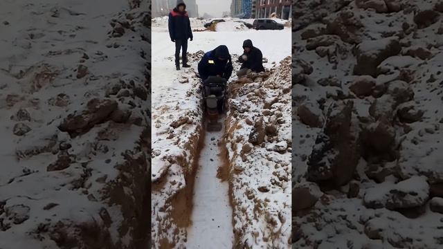 Трамбовка песка в траншее виброногой под кабель опор освещения. смотреть онлайн