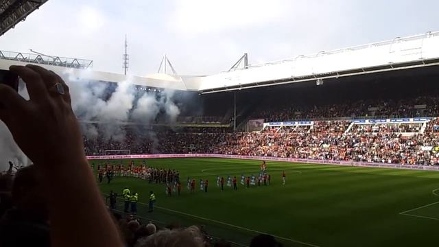 PSV 4-0 Ajax teams enter the field before kickoff смотреть онлайн