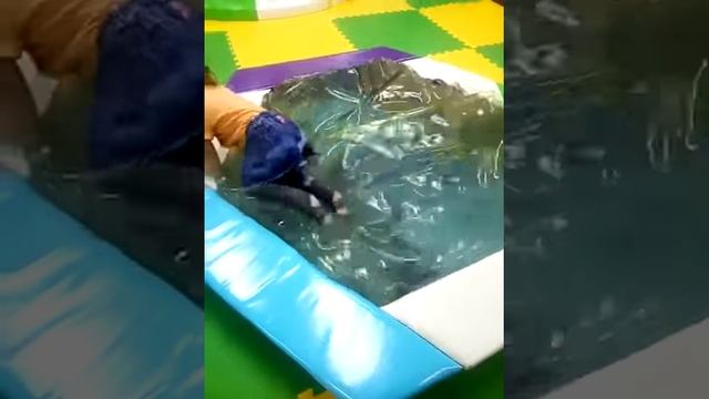 Сухой бассейн. Гуляем в игровой комнате. смотреть онлайн