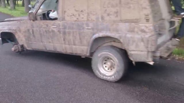 Nissan Patrol Y60 2.8td. driving with 3 wheels. смотреть онлайн