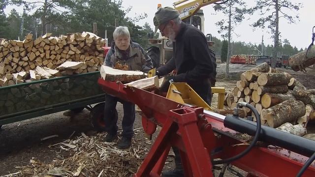 Splitting firewood 60 cm. In Norway смотреть онлайн