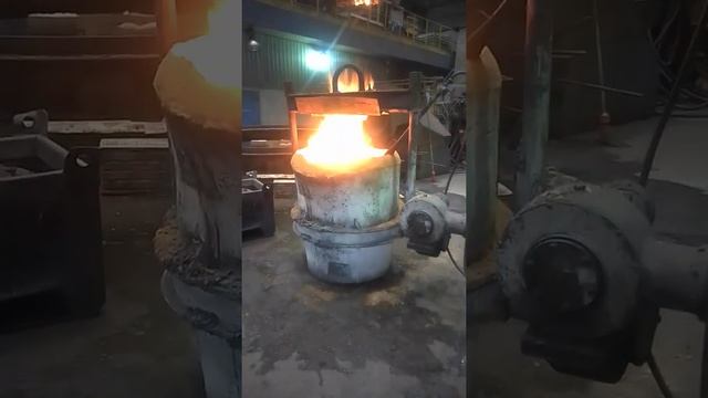 Сушка и разогрев газовой горелкой заливочного 3 тонного ковша https://liteinoeproizvodstvo.ru смотреть онлайн