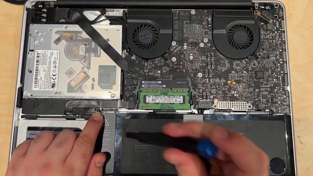 ??⌨ iFix-IT - Replacing a 2013 Macbook Battery ⌨?? смотреть онлайн
