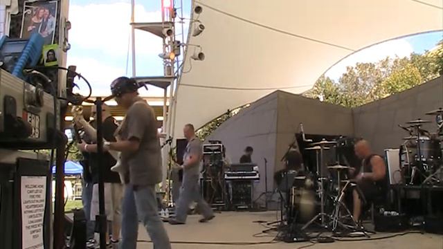 Alias @ the 2013 WEBN Fireworks covering "Head like a hole" by Nine Inch Nails. смотреть онлайн