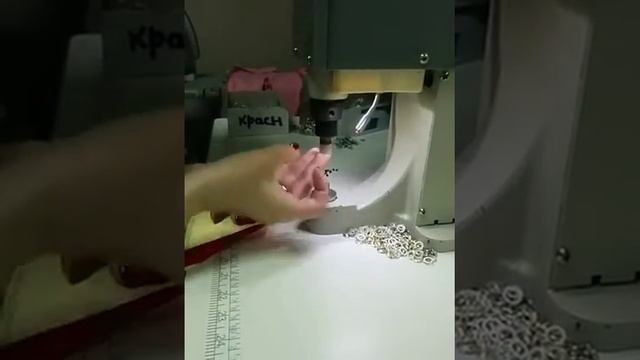 Интересно, как устанавливают кнопки на детскую одежду? смотреть онлайн