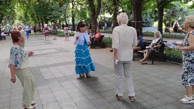 Ах Одесса танцы ? ? на Приморском Бульваре Июнь 2021 смотреть онлайн