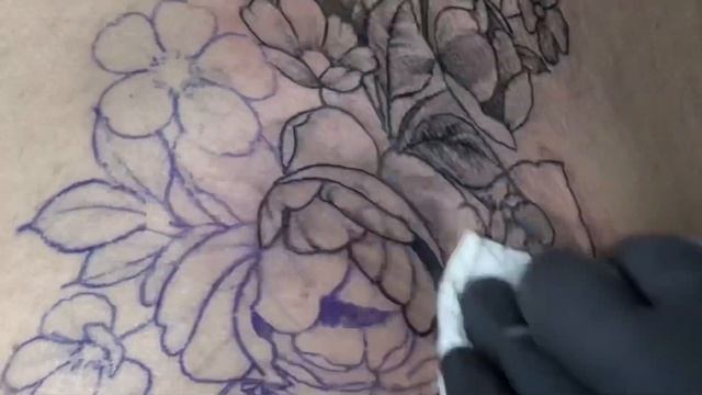 Whip shading flowers | Tattoo time lapse смотреть онлайн