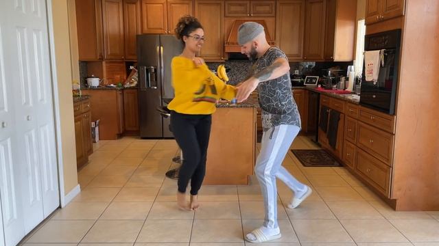 BACHATA en la COCINA?!?! Ataca x La Alemana смотреть онлайн