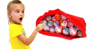 Полина играет с игрушками и пузырями