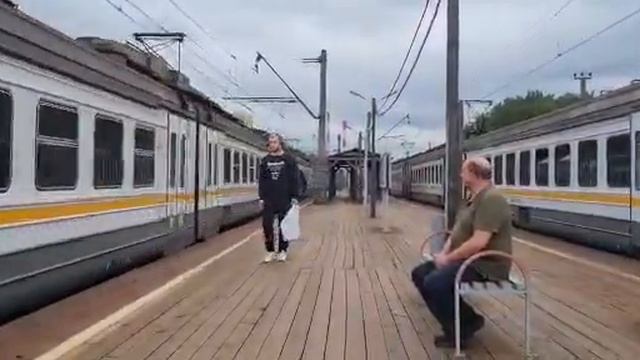 электропоезда эд4мКу 0153 и Эд4м 0485 на станции Мещерская ( Сколково ) смотреть онлайн