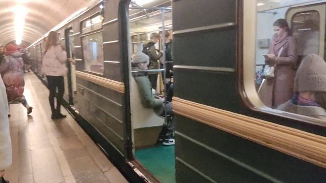 Номерной 81-717/5М/714.5М на станции Охотный ряд (1) Сокольнической линии со звуком БПСН смотреть онлайн
