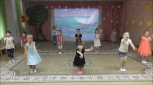 Музыкальная игра «Море волнуется - раз». Ведущая - Юданова Ангелина. Мы танцуем, мы играем.