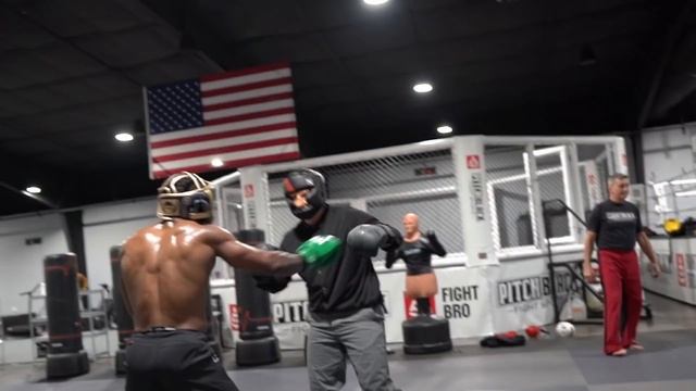 Old Man Pranks Professional Kickboxing Gym смотреть онлайн