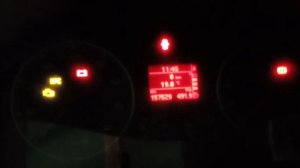 Почему горит индикатор желтой масленки на панели автомобиля и исчезает после открытия капота