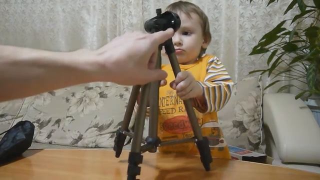 Распаковываем штатив для видеокамеры. смотреть онлайн