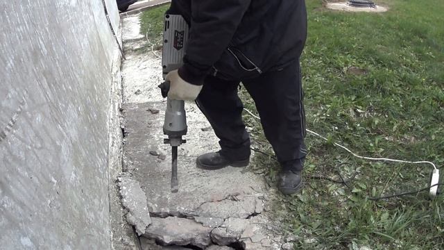 Отбойный молоток PIT GSH 65 в работе разборка отмостки