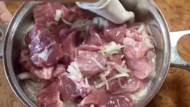 Пожалуй ЛУЧШИЙ маринад для шашлыка! Жарим шашлык!) смотреть онлайн