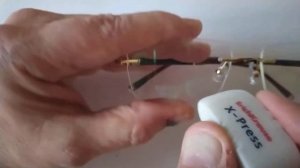 Как стереть надпись на пластиковом стекле очков