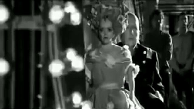 la fille sur le pont - lancer de couteau смотреть онлайн