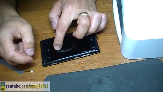 Nokia Lumia 800 разборка, замена защитного стекла (Часть 2) смотреть онлайн