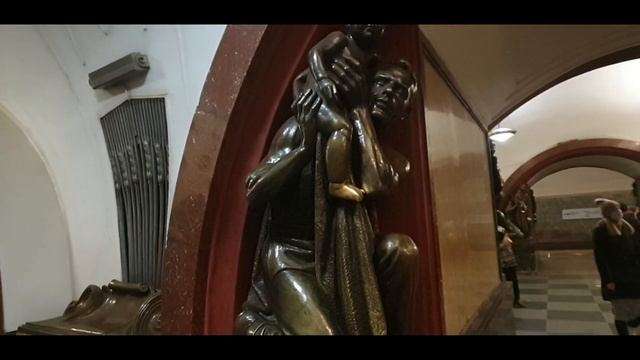 Moscow Metro Statue Rubbing for Good Luck and Fortune смотреть онлайн