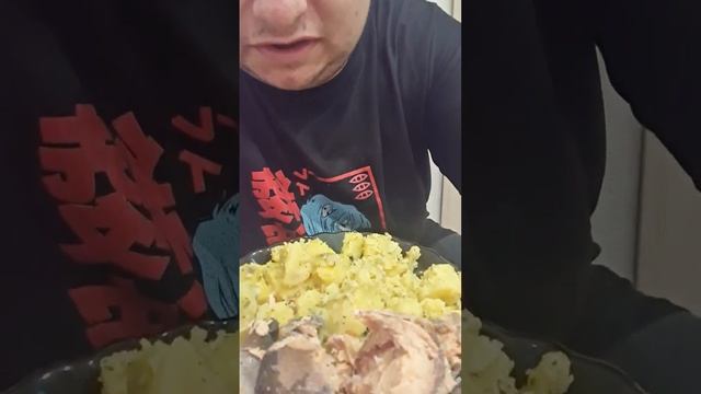 Ужин круглая варёная картошка с консервой горбушей Ням-ням ? смотреть онлайн