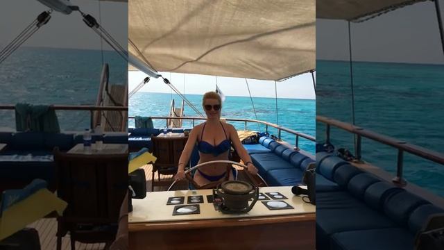 В синем море тонут лодки и большие корабли. Корабли на дно уходят с якорями, с парусами смотреть онлайн