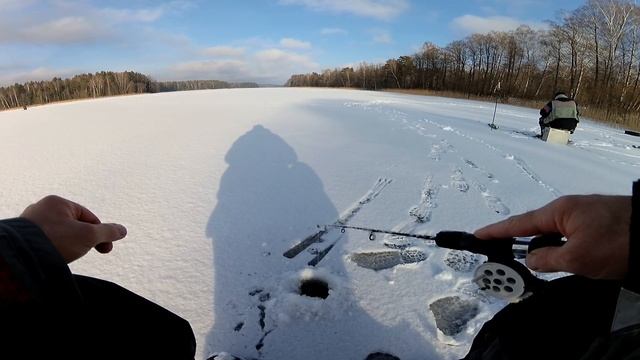 Зимняя рыбалка . Ловля окуня на балансир и блесну в феврале . Безнасадочная мормышка. смотреть онлайн