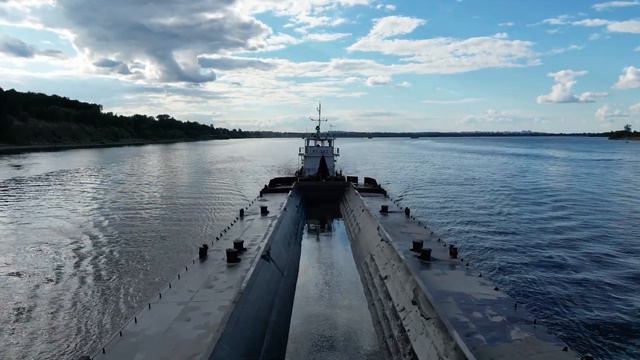 Буксир толкает баржу смотреть онлайн