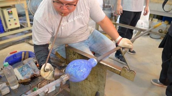 Amazing Glass Blowing Vase Manufacturing Process / 手工吹製玻璃 - Taiwan Glass Craftsman