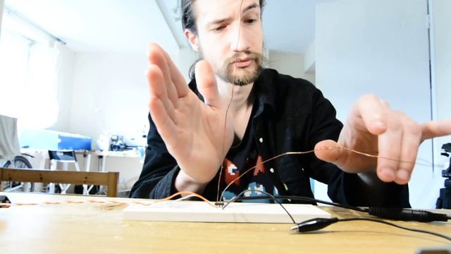 A Theremin with only one component? смотреть онлайн