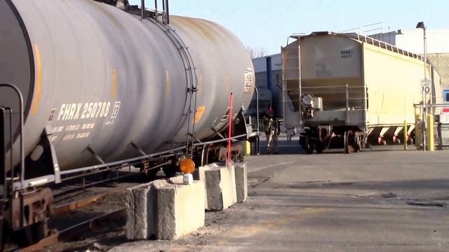 Two CSX GP40-2s Switching Fuller Street Siding смотреть онлайн