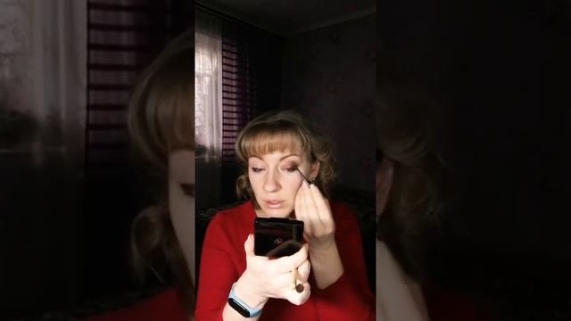 Макияж с акцентом на внешний уголок глаза и яркие губы смотреть онлайн
