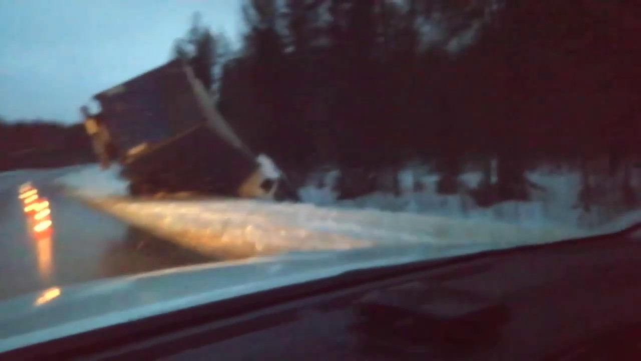 Под Ухтой фура съехала в кювет и опрокинулась смотреть онлайн