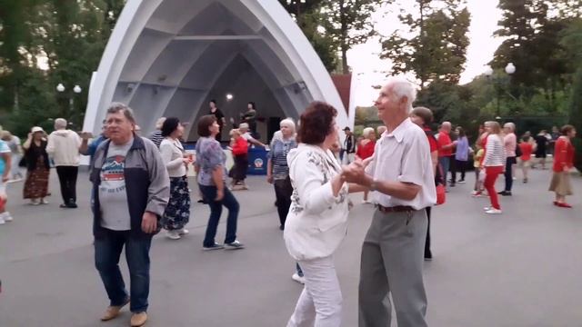 ТЕБЯ Я ВСТРЕТИЛ В ЛУЧШИЕ ГОДА! ТАНЦЫ В ПАРКЕ ГОРЬКОГО ХАРЬКОВ 2021 смотреть онлайн