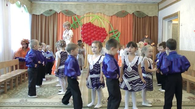 Танец на осеннем утреннике в средней группе . Осень раскрасавица.Муз.рук.Максюта Г. В. смотреть онлайн