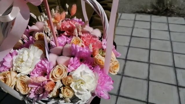 Корзина с Цветами и шаром Замок снов смотреть онлайн