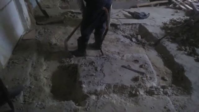Осмотр основания здания, в данном случае опры колонн.шурф главное 163 см.(1) смотреть онлайн