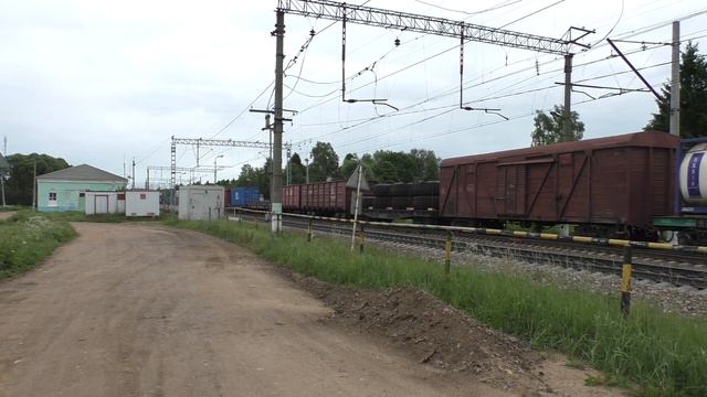 Электропоезд ЭР2Т-7202, электровоз ВЛ10У-611 смотреть онлайн