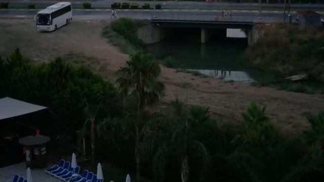 Муэдзин, призывающий мусульман на обязательную молитву (намаз). смотреть онлайн