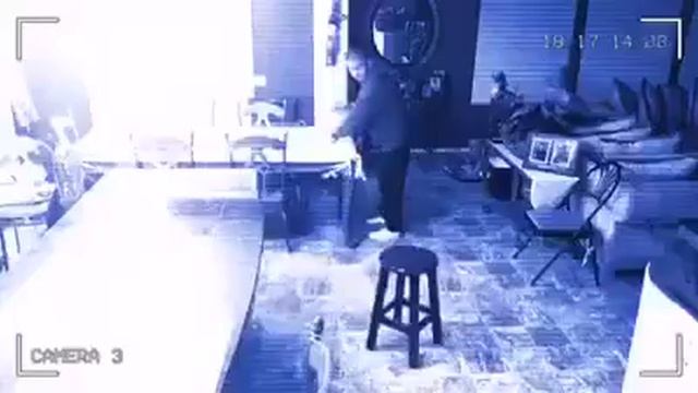 Камера засекла приведения, в конце покажет что это за призрак!