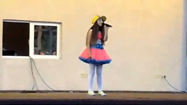 Копия видео "Внучка Арина поёт песню "МАМА" 20150626 211523" смотреть онлайн