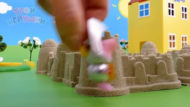 Игрушки строят замок из песка и встречают динозавра