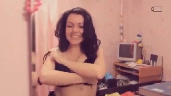 Красавица ТИТЬКИ ПОКАЗЫВАЕТ