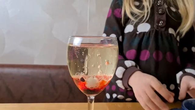 ВОЛШЕБНАЯ ЛАВОВАЯ ЛАМПА в домашних условиях. ЭКСПЕРИМЕНТ ШОУ. Как сделать лавовую лампу?! ЛАВА-ЛАМП смотреть онлайн