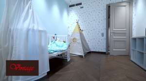 Французская ёлочка и межкомнатные двери в уютном интерьере.