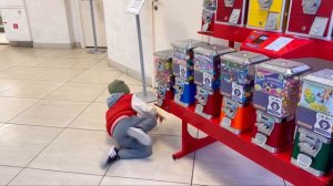 Распаковка игрушек Рома собрал коллекцию Петроникс и покупает попрыгунчики