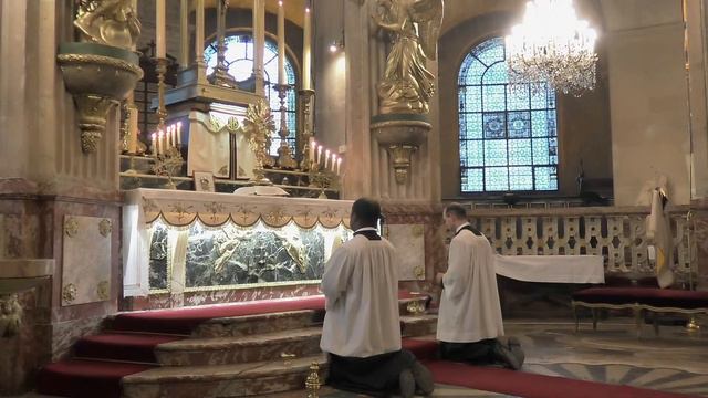 17H45 Salut du Saint Sacrement + Litanies de St Joseph смотреть онлайн