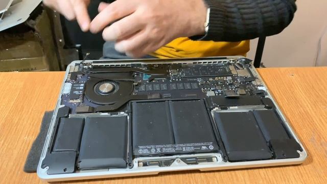 MacBook Pro 13 Late 2013 A1502  Замена дисплея